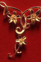 有人跳楼，有人踢球，有人消费过世老头